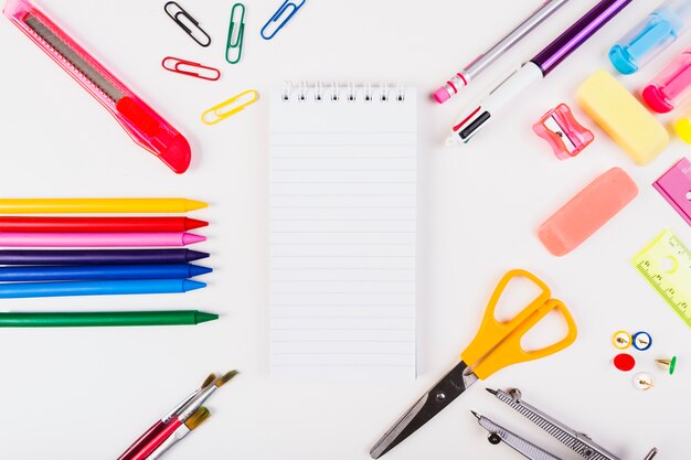 Papelaria da escola com o bloco de notas no centro