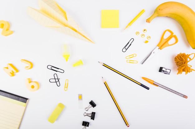 Foto grátis papelaria da escola em cores amarelas e pretas