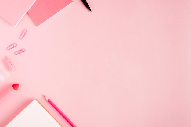 Papelaria escola rosa na mesa