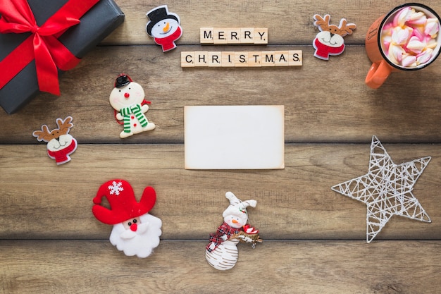 Paper near Merry Christmas title, caixa de presente e brinquedos decorativos