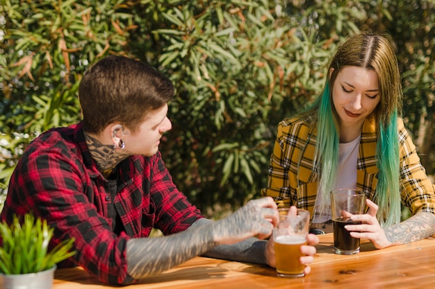 Par, bebendo, cervejas artesanais, ao ar livre