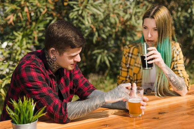 Foto grátis par, bebendo, cervejas artesanais, ao ar livre