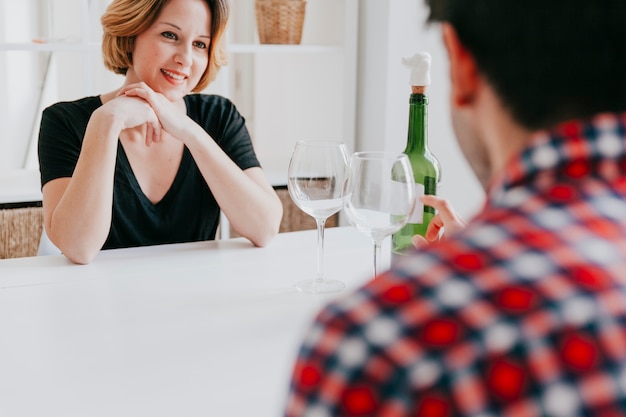 Foto grátis par, bebendo, vinho, e, falando, tabela