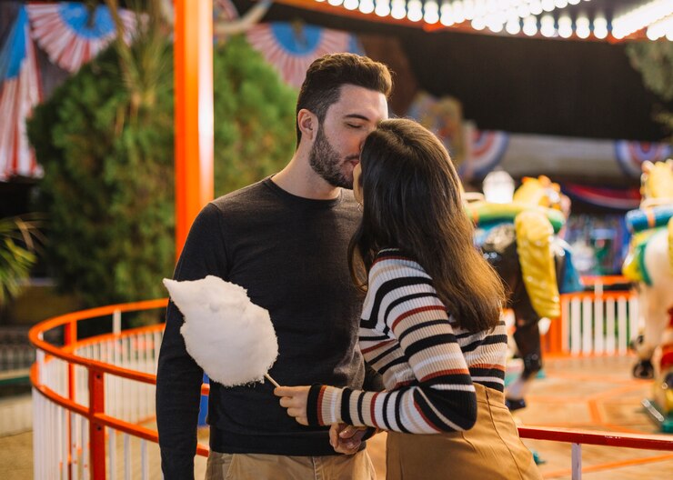 Foto grátis par, beijando, em, um, parque tema