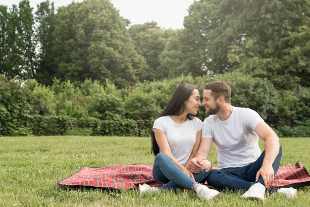 Foto grátis par, beijando, parque