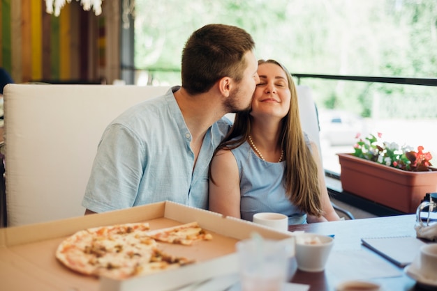 Par, beijando, sentando, em, pizzeria