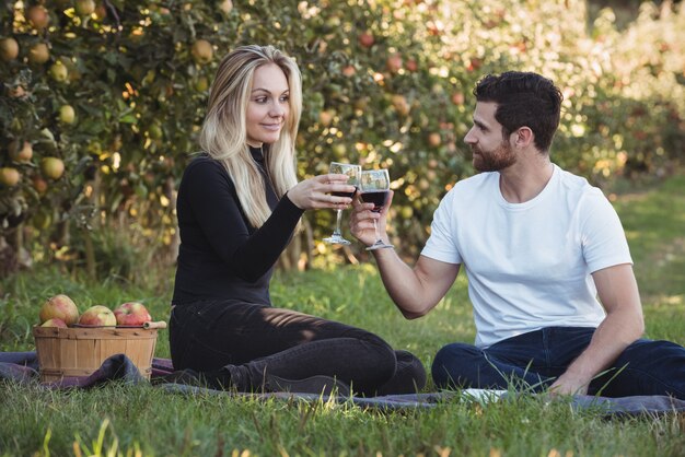 Par, brindar, copos vinho, em, pomar maçã