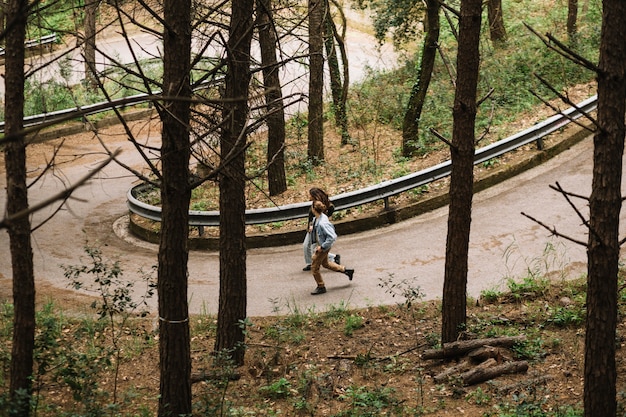 Foto grátis par caminhando juntos em natureza