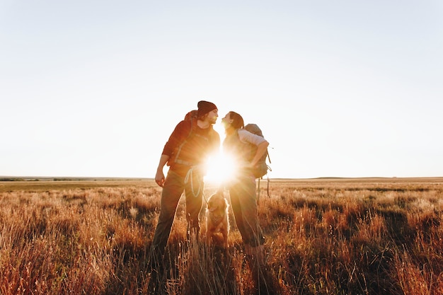 Par caminhando juntos no deserto