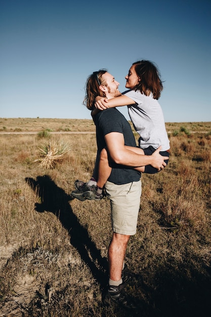 Foto grátis par caminhando juntos no deserto