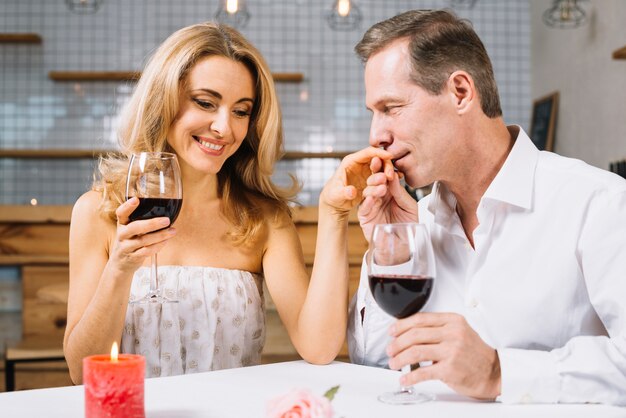 Par casado, desfrutando, um, romanticos, jantar