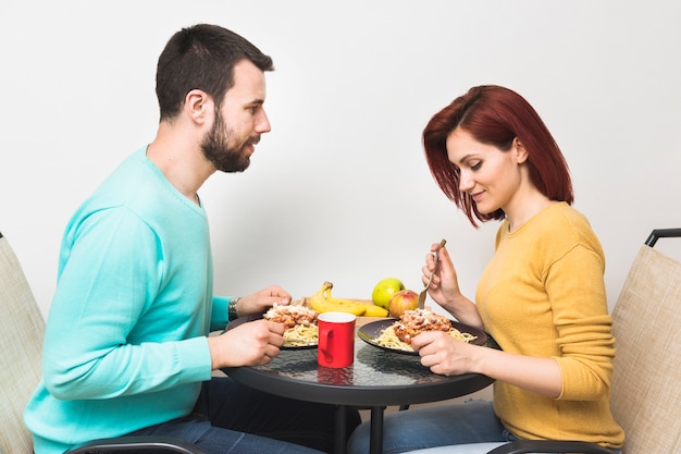 Foto grátis par, comendo alimento, casa