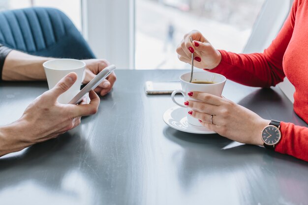 Par, comendo café, em, um, restaurante