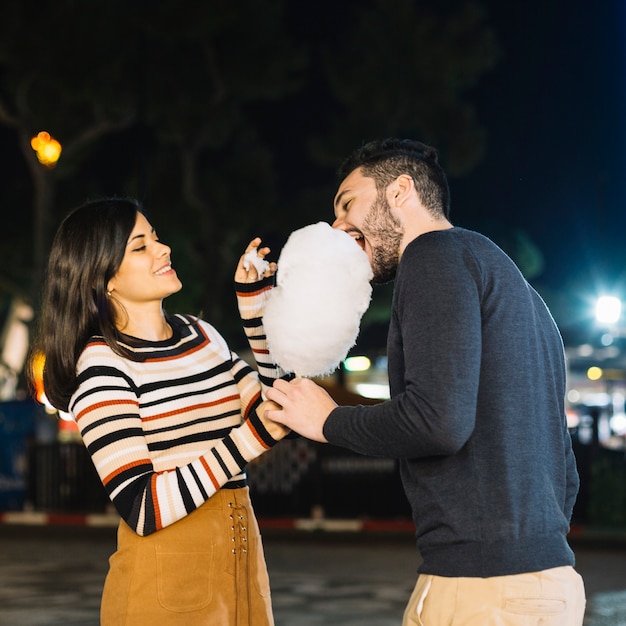 Foto grátis par, comer, algodão doce, em, um, parque temático