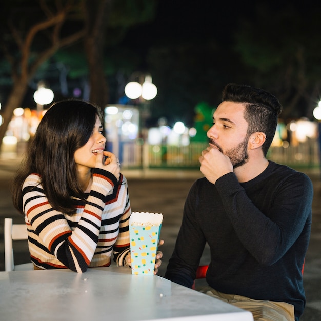 Foto grátis par, comer, em, um, parque tema