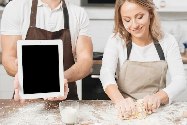 Foto grátis par, cozinhar, com, tabuleta