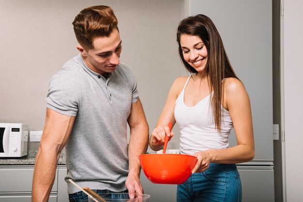 Foto grátis par, cozinhar, junto, em, cozinha