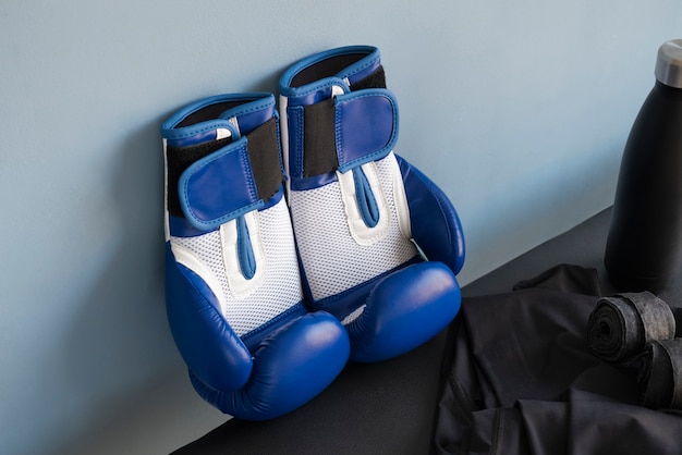Foto grátis par de luvas para esporte de boxe