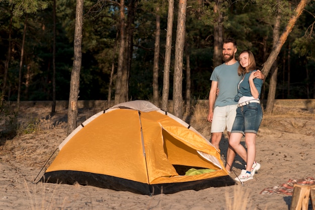 Par de pé por uma tenda a desviar o olhar