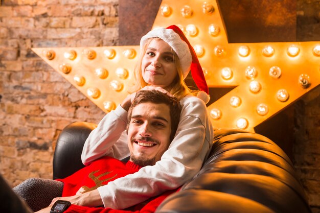 Foto grátis par de sorrisos em frente à decoração de estrelas de natal