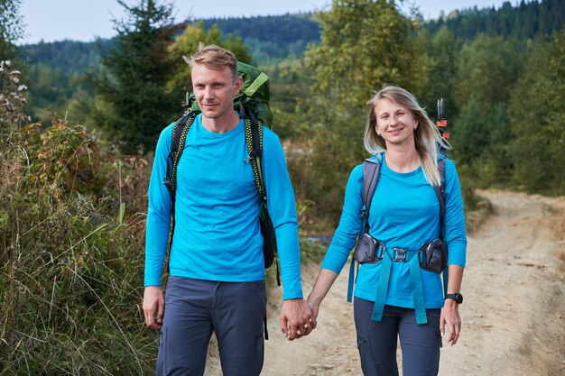 Par de turistas caminhando nas montanhas