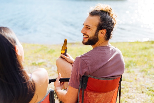 Par, descansar, com, cerveja, ligado, riverbank