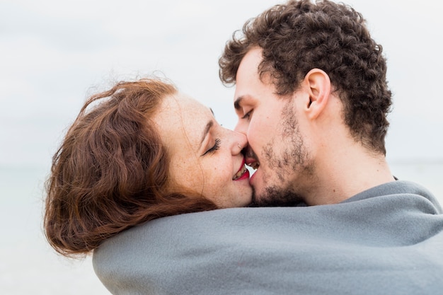 Par, em, cobertor cinzento, beijando