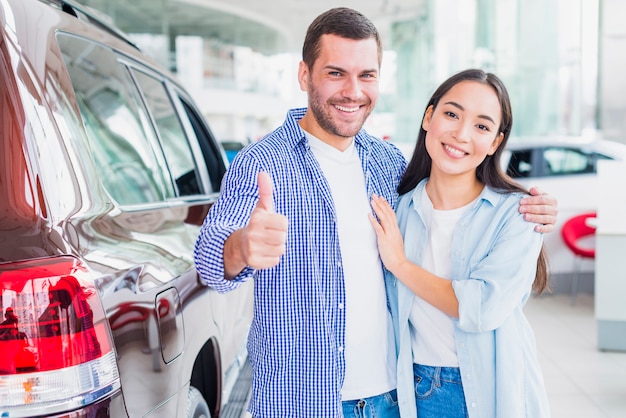 Foto grátis par, em, concessionária carro