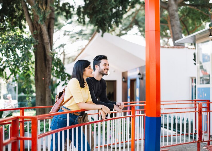 Foto grátis par, em, um, parque temático