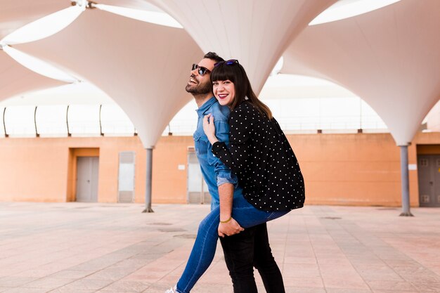 Foto grátis par, fazendo divertimento, ao ar livre