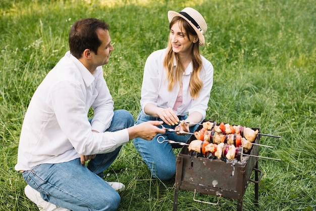 Foto grátis par, fazendo um churrasco, em, natureza