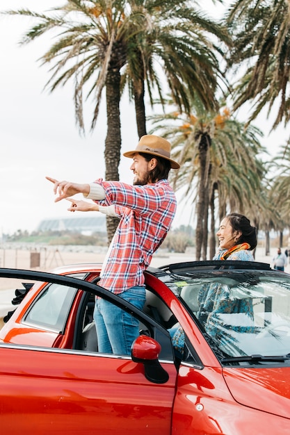 Foto grátis par feliz, ficar, carro