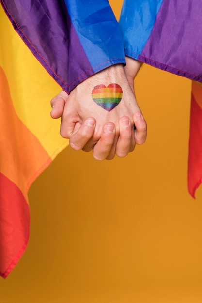 Foto grátis par gay de mãos dadas
