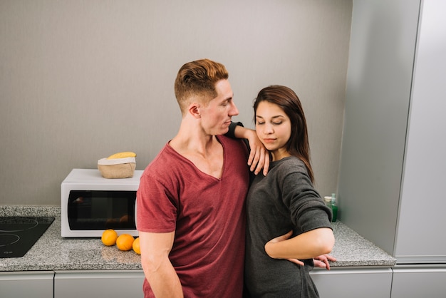 Foto grátis par jovem, abraçando, em, cozinha