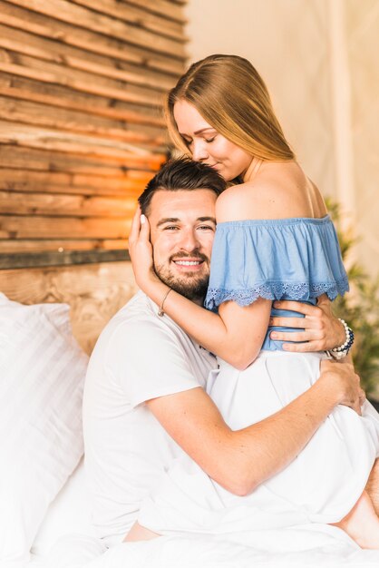 Foto grátis par jovem, amor, abraçar, um ao outro, cama