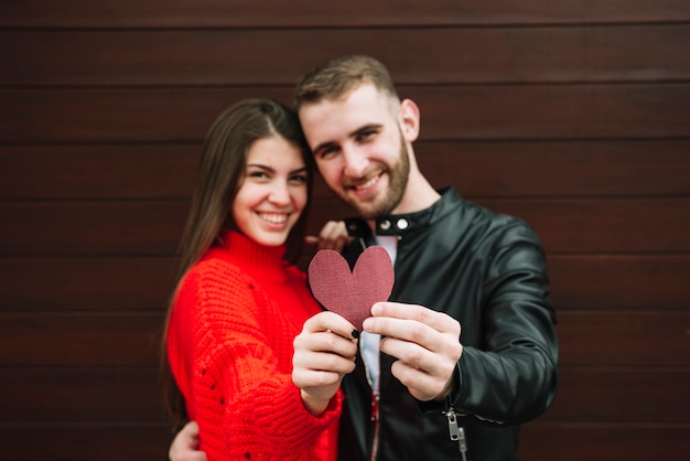 Foto grátis par jovem, amor, segurando, coração