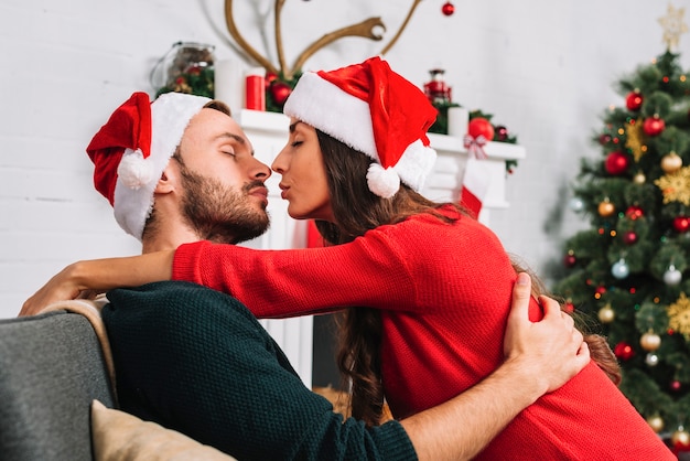 Foto grátis par jovem, beijando, ligado, canapé