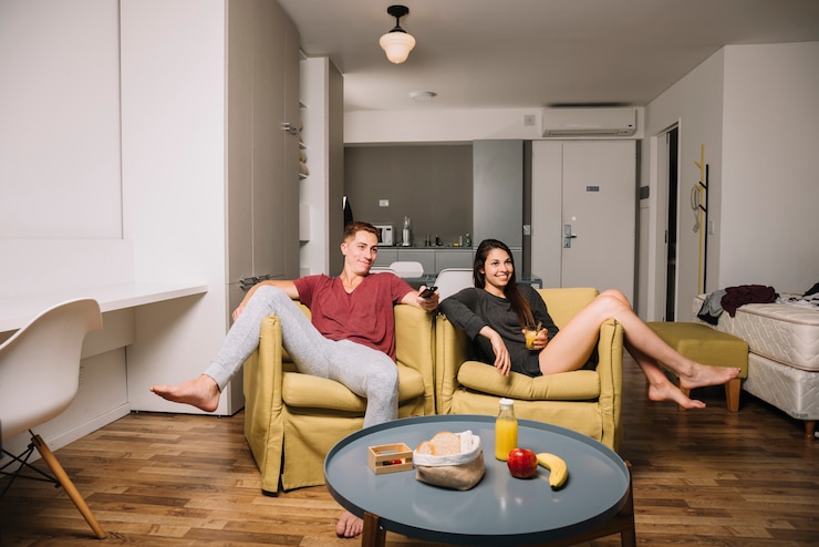 Foto grátis par jovem, em, poltronas, tv assistindo