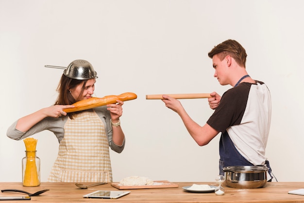 Foto grátis par jovem, enganando, com, utensílios