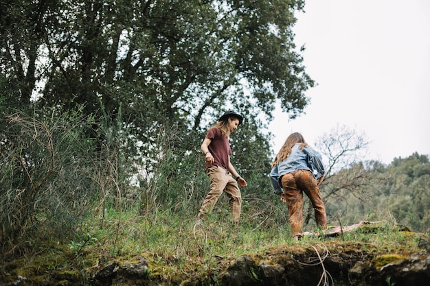 Par jovem, hiking, em, floresta