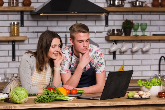 Par jovem, observar receita, ligado, laptop