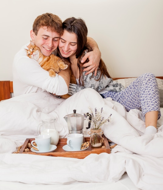 Par jovem, tendo, café manhã cama