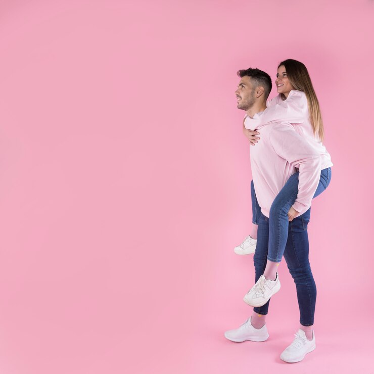 Foto grátis par jovem, tendo divertimento, ligado, cor-de-rosa, fundo