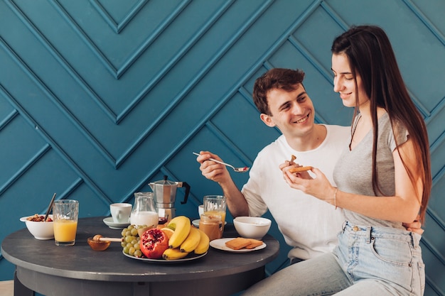 Par jovem, tendo, pequeno almoço