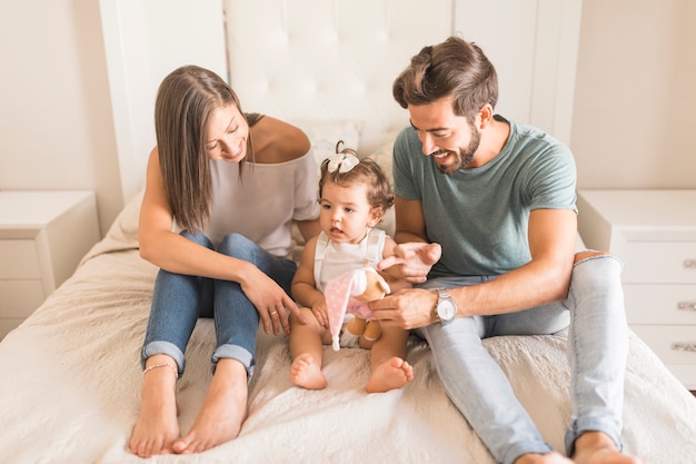 Par jovem, tocando, com, bebê