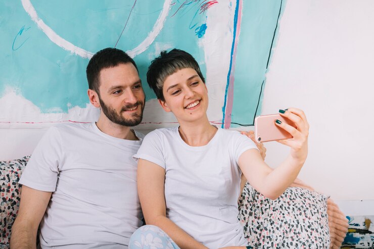 Foto grátis par, levando, selfie, cama