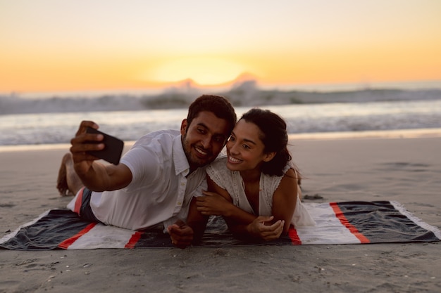 Par, levando, selfie, com, telefone móvel, praia