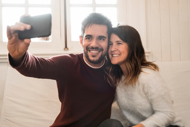 Par, levando, selfie, com, telefone