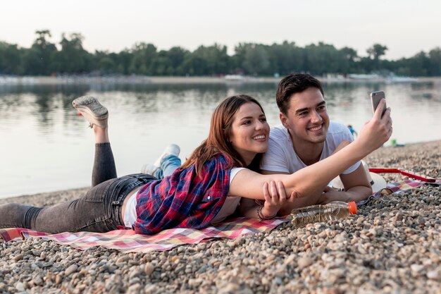 Par, levando, um, selfie, por, a, lago