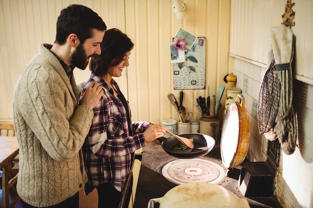 Par, preparando alimento, junto, em, cozinha